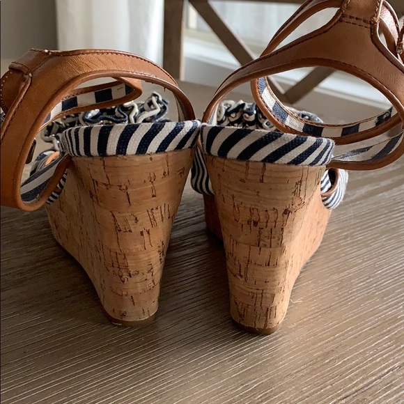 Gianni Bini Wedge Heels - Picture 3 of 4